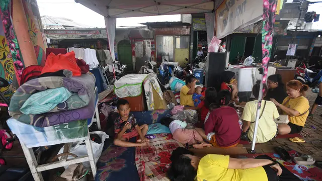 Evakuasi Warga Terdampak Banjir Luapan Kali Ciliwung Jakarta