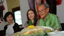 Hengky Solaiman (kanan) dan Rianty Cartwrigh (tengah) saat menghadiri acara Selametan film ‘3 Dara’, Jakarta, Rabu (6/5/2015). Film ‘3 Dara’ menceritakan tentang tiga orang lelaki yang terkena kutuk menjadi feminim. (Liputan6.com/Faisal R Syam)