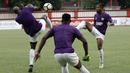 Pemain PSM Makassar, Zulham Zamrun, berusaha mengontrol bola saat latihan di Stadion PTIK, Jakarta, Minggu (2/12). Latihan ini persiapan jelang laga Liga 1 melawan Bhayangkara FC. (Bola.com/Yoppy Renato)