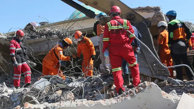 Korban Gempa Terjebak di Reruntuhan Masjid