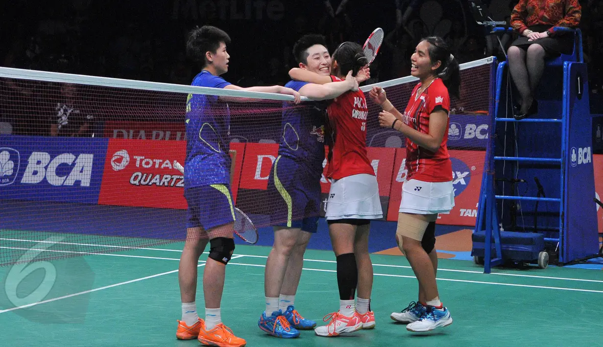 Greysia Polii dan Nitya Krishinda Maheswari melaju ke final Indonesia Open Superseries Premier 2015 usai mengalahkan ganda wanita Tiongkok, Yu Yang dan Zhong Qianxin, Jakarta, Sabtu (6/6/2015). (Liputan6.com/Herman Zakharia)