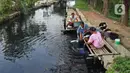 Sejumlah warga mencuci pakaian di Kali Cilemahabang yang menghitam di kawasan Karangbahagia, Kabupaten Bekasi, Jawa Barat, Selasa (7/9/2021). Warga berharap Pemerintah Kabupaten Bekasi menindaklanjuti sebab menghitamnya Kali Cilemahabang. (Liputan6.com/ Herman Zakharia)