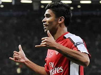 Striker Arsenal, Eduardo da Silva merayakan gol dari titik penalti di leg kedua playoff Liga Champions menghadapi Celtic di Emirates Stadium, London, 26 Agustus 2009. AFP PHOTO/Carl de Souza