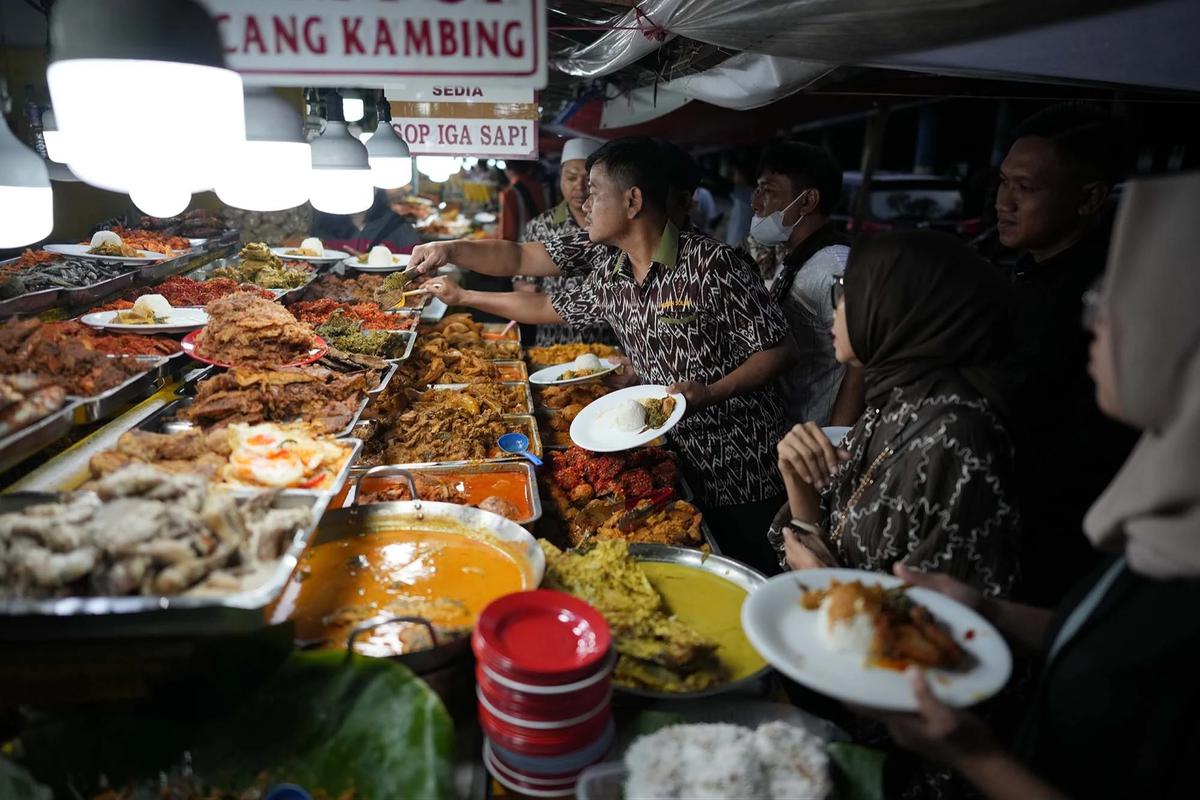 FOTO: Berbuka Ramadan dengan Nasi Kapau di Kramat Raya