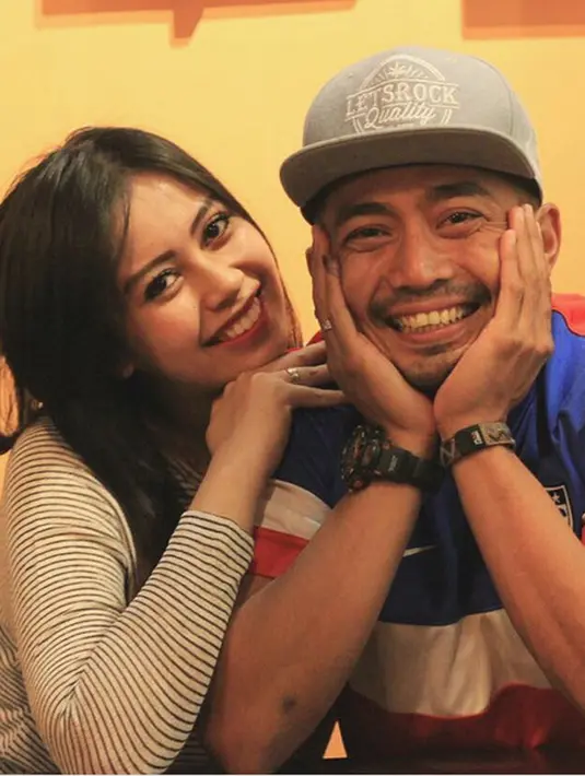 Banyak yang menduga-duga terkait retaknya rumah tangga Yama Carlos dan Arfita Dwi Putri. Perbedaan agama disebut-sebut sebagai salah satu pemicunya. Seperti kabar beredar, pasangan ini menikah beda agama pada Desember 2016. (Instagram/yamacarlos7)