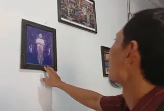 Kakak sepupu korban, Miftahul Ma’rifah, sedang menunjukkan foto Mutiara yang menjadi korban kecelakaan bus Cahaya Trans di Tol Semarang. (Liputan6.com/ Hendro Ary Wibowo)