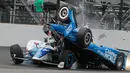 Kecelakaan yang terjadi usai pembalap Jay Howard (bawah) menabrak mobil Scott Dixon saat balapan Indianapolis 500 di Indianapolis Motor Speedway (28/5). (AP Photo/Bill Friel)