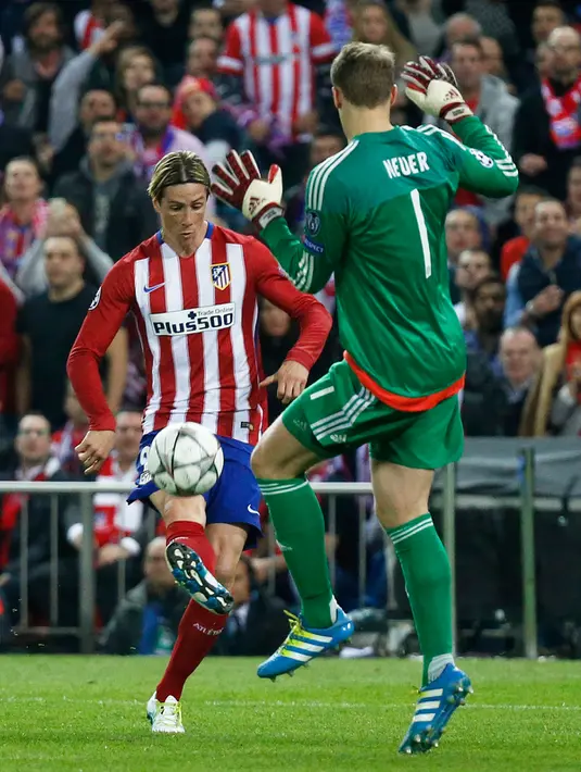 Penyerang Atletico Madrid, Fernando Torres (kiri) berusaha melewati kiper Muenchen, Manuel Neuer di leg pertama liga champions di Vicente Calderon, Madrid, (28/4). Atletico menang atas Muenchen dengan skor 1-0. (Reuters/Paul Hanna)