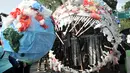 Karya instalasi "monster plastik" dalam pawai bebas plastik di Taman Aspirasi Monas, Jakarta, Minggu (21/7/2019). Monster plastik berupa rangka berbentuk menyerupai ikan Angler Fish setinggi 4 meter tersebut dibuat dari 500 kg sampah plastik. (merdeka.com/Iqbal S Nugroho)