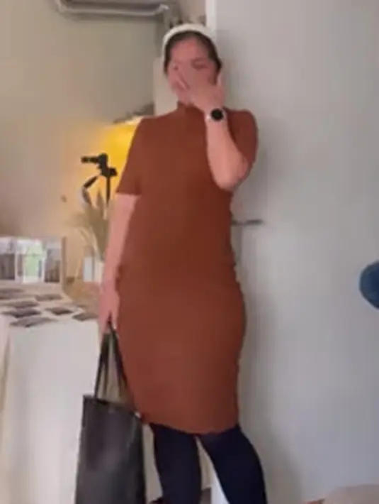 Gracia Indri pun tidak menyangka akan mendapatkan kejutan istimewa dan hangat dari keluarganya. Ia pun nampak terharu akan kejutan tersebut. (instagram/graciaz14)