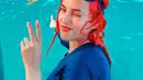 Pertama kalinya berenang di laut, potret Tasya Farasya dengan rambut merahnya yang basah ini banyak menuai sorotan. Banyak netizen menyebut selebgram ini tampil menawan dan membanjiri kolom komentar Instagramnya dengan pujian. (Liputan6.com/IG/@tasyafarasya)