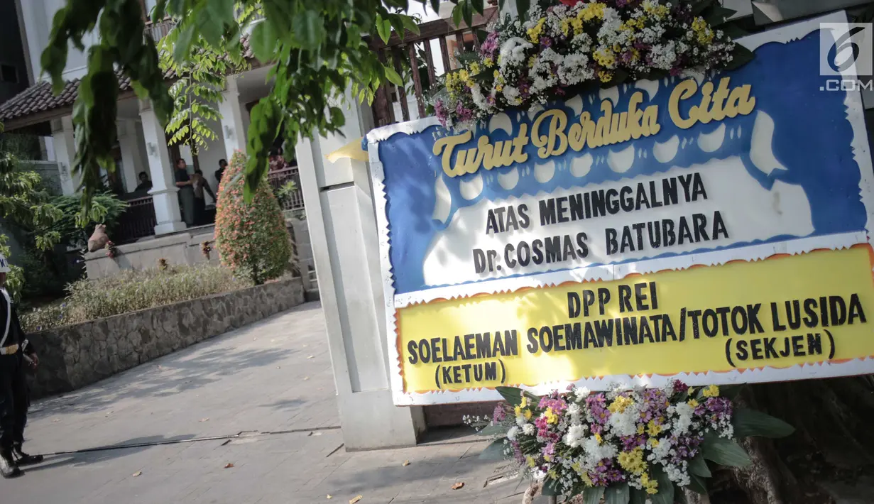 Karangan bunga terlihat di rumah duka mantan Menteri Tenaga Kerja era Presiden Soeharto, Cosmas Batubara, Jalan Cidurian Nomor 3, Cikini, Jakarta, Kamis (8/8/2019). Rencananya, Cosmas Batubara akan dimakamkan di Taman Makam Pahlawan Kalibata. (Liputan6.com/Faizal Fanani)