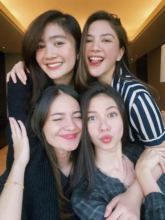 <p>Selain kompak, empat artis Indoensia ini punya karier yang sangat cemerlang. (Foto: instagram.com/febbyrastanty)</p>