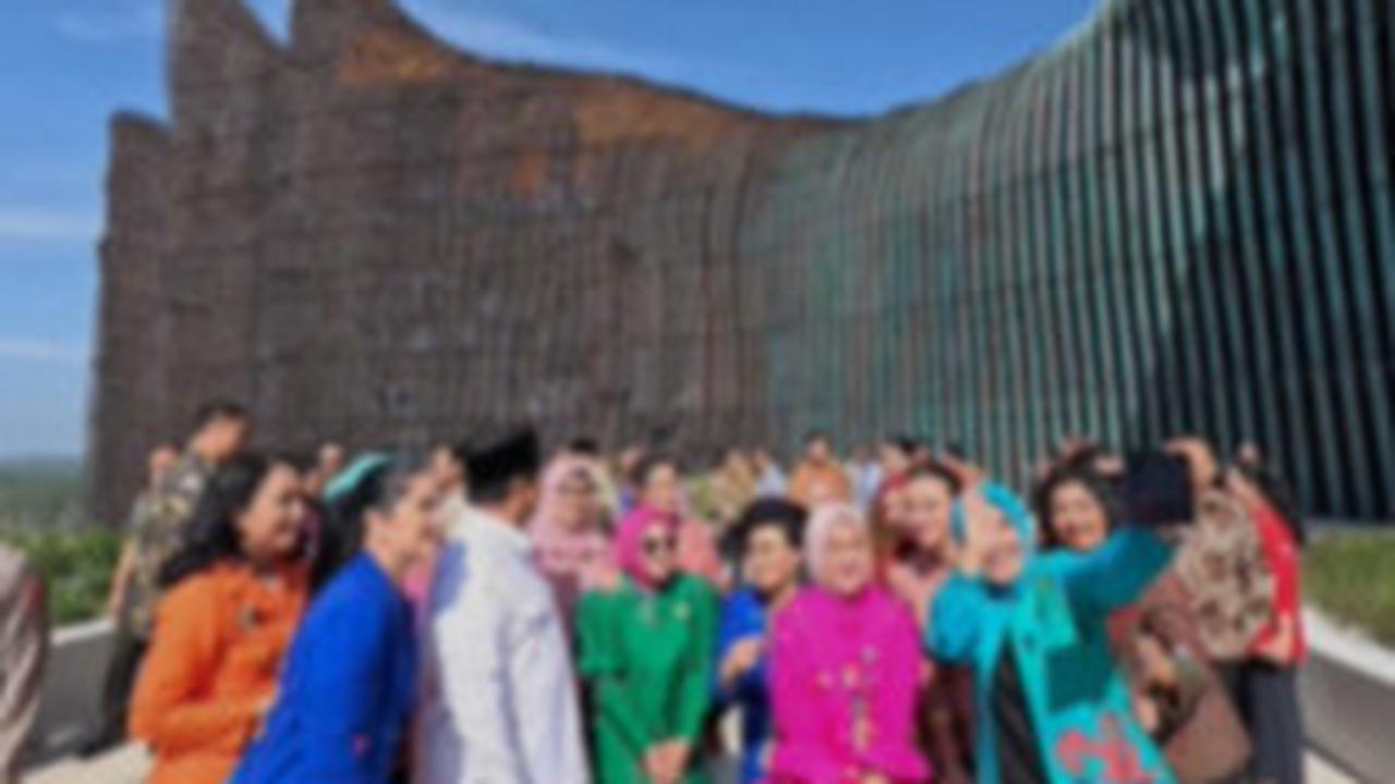 Prabowo Terkejut Ibu Iriana Nimbrung Foto Bareng, Spontan Keluar Kata-kata Ini