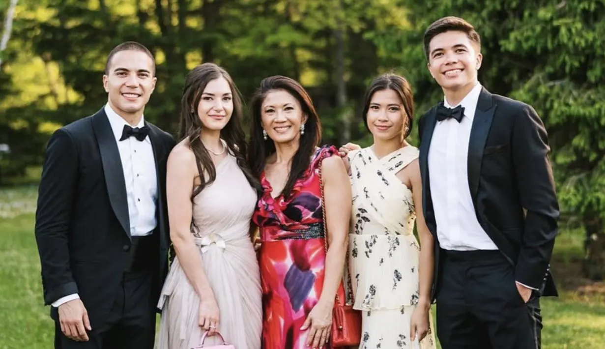 Dengan gaun one shoulder bernuansa pastel, penampilan Anisha Rosnah begitu anggun.  [Foto: Instagram/ Anis.Haikk]