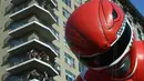 Balon raksaksa berbentuk tokoh Power Rangers ikut meramaikan Parade Thanksgiving Day di New York City (26/11/2015). Beragam balon raksaksa yang dibuat seperti tokoh animasi menjadi suguhan utama dalam perayaan tersebut. (AFP Photo/Timothy A. Clary)