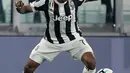 Pemain Juventus, Juan Cuadrado mengontrol bola selama lanjutan Serie A Italia saat menjamu SPAL di Allianz Stadium, Kamis (26/10). Juventus menang besar saat menjamu SPAL dengan skor 4-1. (MIGUEL MEDINA/AFP)