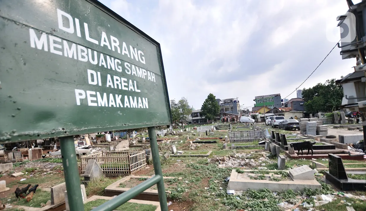 Suasana TPU Menteng Pulo 2, Jakarta, Senin (9/12/2019). Minimnya kesadaran warga setempat ditambah tidak adanya fasilitas TPA dan perawatan oleh pengelola TPU menyebabkan kondisi kompleks makam sangat memprihatinkan akibat dipenuhi sampah hingga barang rongsokan. (merdeka.com/Iqbal S. Nugroho)