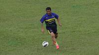 Jafri Sastra tampil pada laga Indonesia Allstars vs Padang Allstars saat pembukaan Irman Gusman Cup 2016 di Stadion Agus Salim, Padang, Minggu (13/3/2016). (Bola.com/Nicklas Hanoatubun)