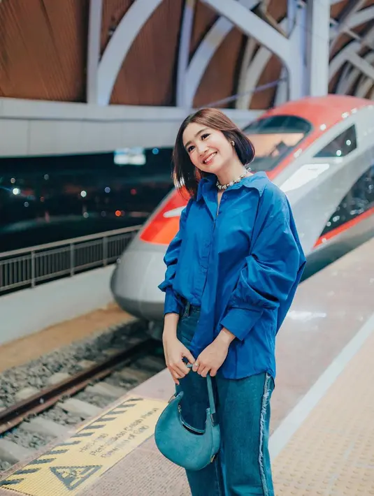 Febby mempermanis penampilannya dengan mini handbag yang juga berwarna biru dan loafers putih. [Foto: Instagram/febbyrastanty]