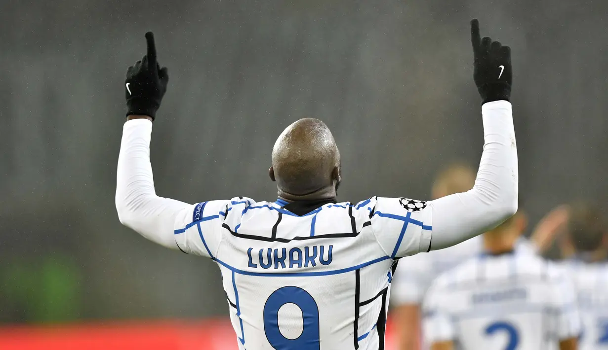 Striker Inter Milan, Romelu Lukaku, melakukan selebrasi usai mencetak gol ke gawang Borussia Moenchengladbach pada laga Liga Champions di Stadion Borussia Park, Rabu (2/12/2020). Inter Milan menang dengan skor 3-2. (AP/Martin Meissner)
