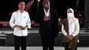 Dalam acara peresmian Penataan Kawasan Marina Labuan Bajo, Iriana Jokowi kembali mendampingi Presiden Jokowi dengan mengenakan atasan lengan panjang berwarna putih dan celana panjang. Ia pun melengkapi penampilannya dengan kain tenun baju berwarna hitam kuning yang tampak kontras di baju putihnya. (Sekretariat Presiden)