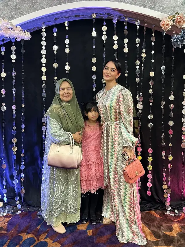 Ririn Ekawati dengan ibu mertua