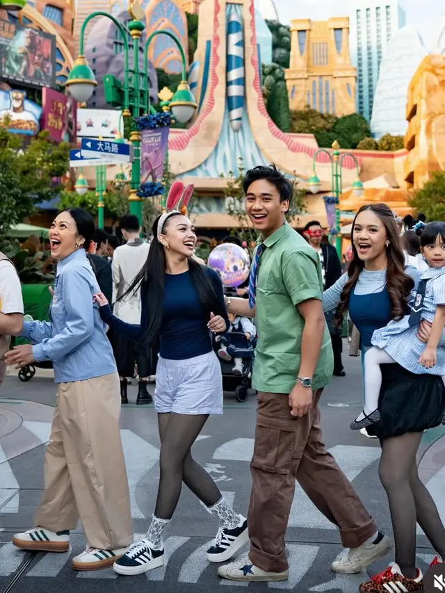Keluarga Nola B3 liburan ke Disneyland, China. [@riafinola]