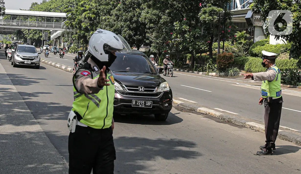 Polisi lalu lintas memberhentikan pengendara mobil saat Operasi Zebra Jaya 2022 di Jakarta, Selasa (4/10/2022). Operasi Zebra Jaya dilaksanakan pada tanggal 3 hingga 17 Oktober untuk menekan jumlah pelanggaran lalu lintas. (Liputan6.com/Faizal Fanani)