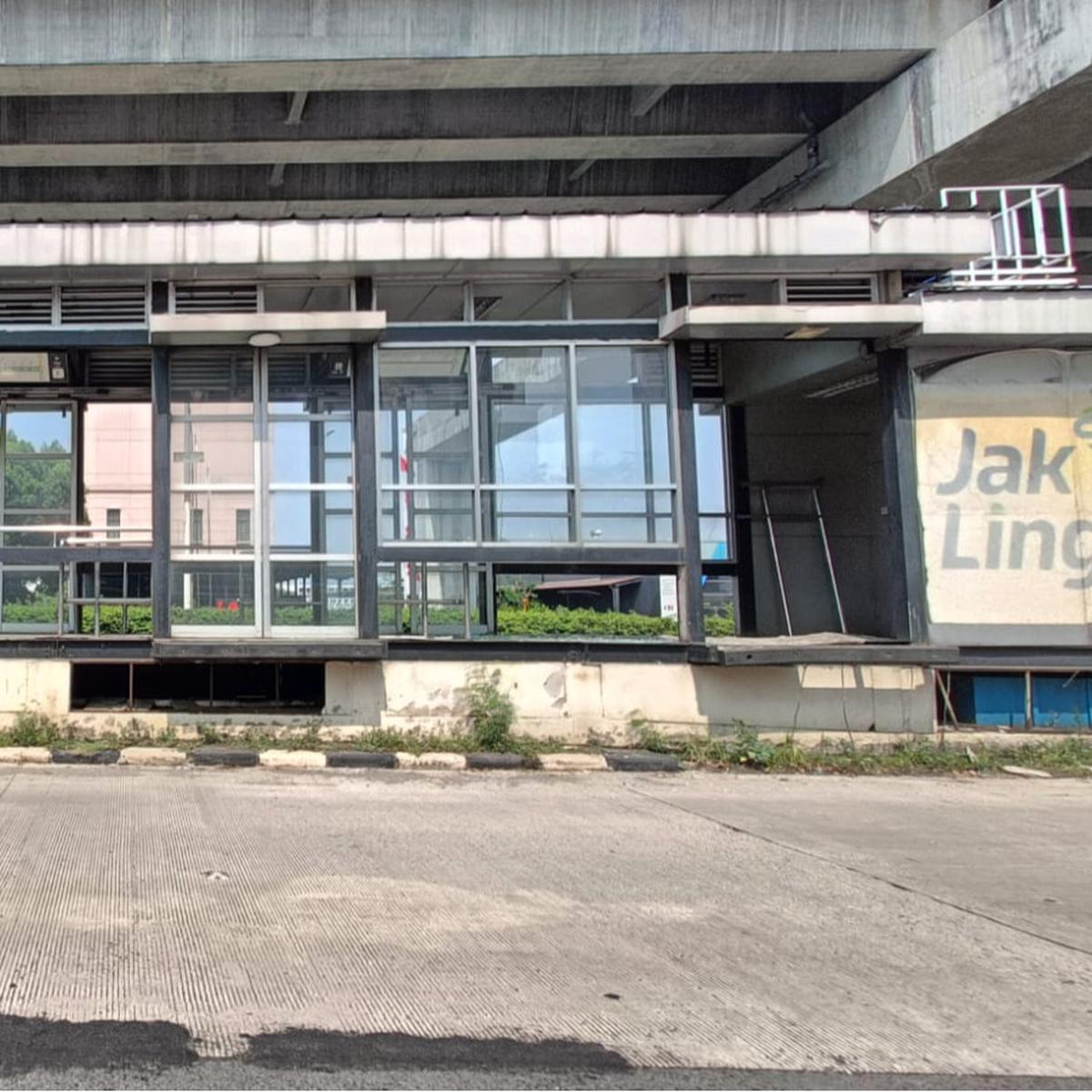 Halte Terbengkalai di Cawang UKI
