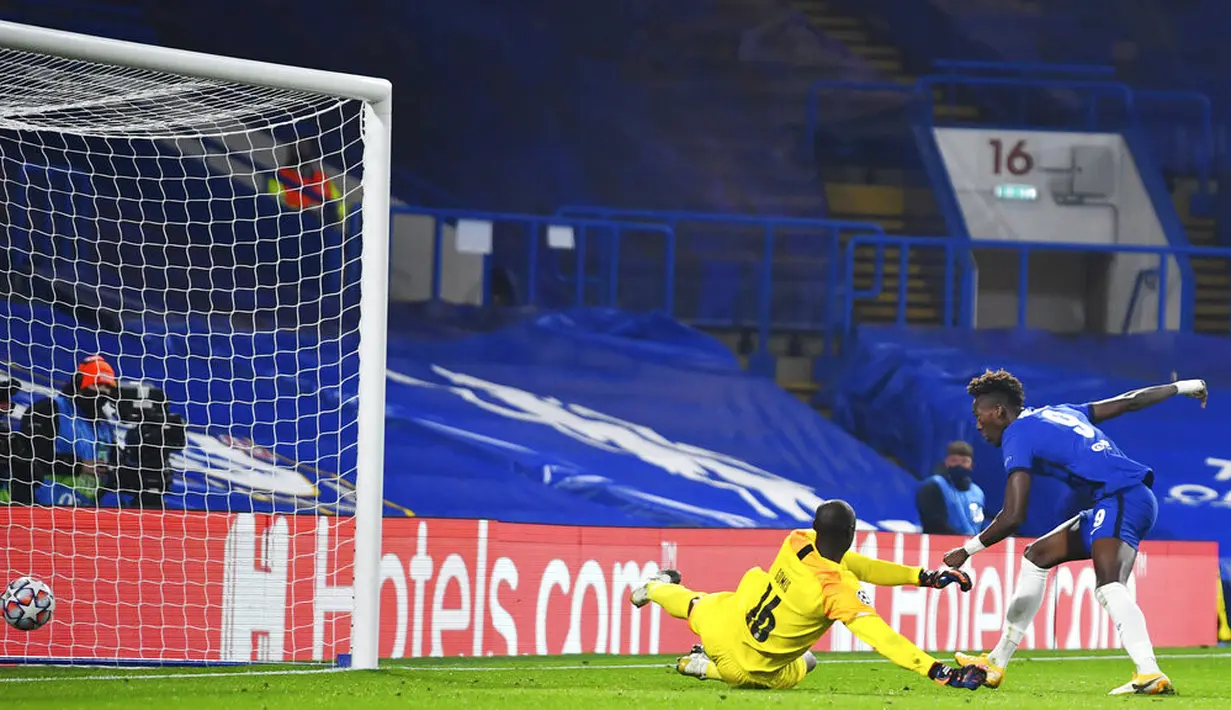 Pemain Chelsea Tammy Abraham mencetak gol ke gawang Rennes pada pertandingan Grup E Liga Champions di Stadion Stamford Bridge, London, Inggris, Rabu (4/11/2020). Chelsea mencukur Rennes dengan skor 3-0. (Dylan Martinez/Pool via AP)
