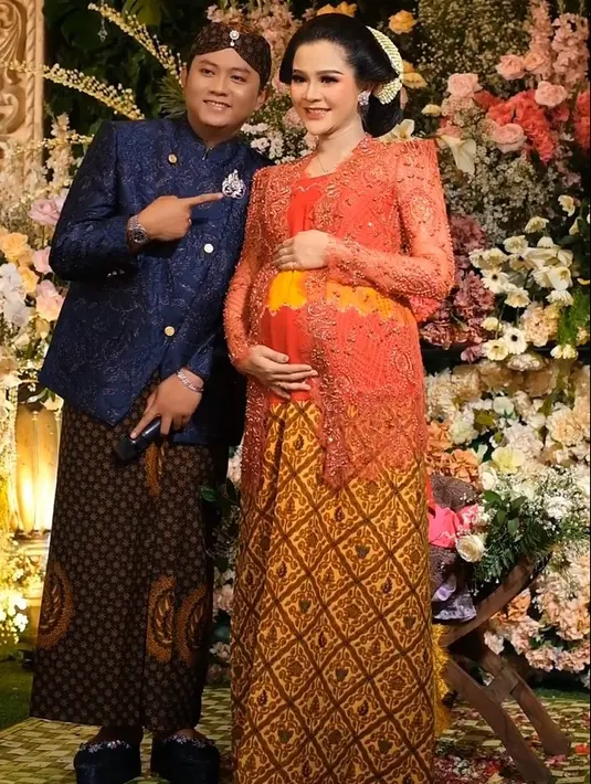 Banyak warganet yang salah fokus ke alas kaki yang dikenakan pelantun lagu Kartonyono Medot Janji Tersebut. [Instagram/asrileksono_parasasriofficial]