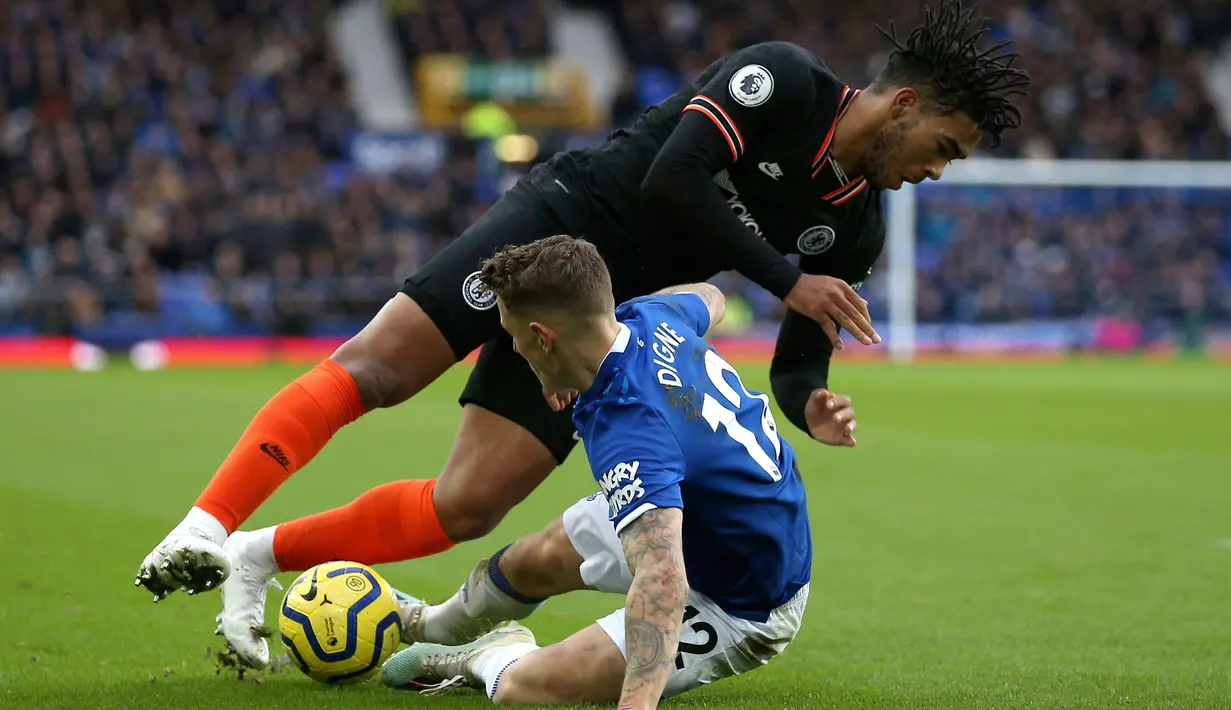 Pemain Everton Lucas Digne berebut bola dengan pemain Chelsea Reece James saat bertanding pada laga Liga Inggris di Goodison Park, Liverpool, Inggris, Sabtu (7/12/2019). Everton menang 3-1. (Nigel French/PA via AP)