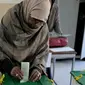 Seorang perempuan memberikan hak suaranya di TPS Islamabad pada 8 Februari 2024. Warga Pakistan berani menghadapi ancaman kekerasan untuk memberikan suara mereka dalam pemilu Pakistan. (AP/Anjum Naveed)