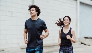 Ilustrasi pria berlari menggunakan kaos olahraga. ©Ketut Subiyanto/Pexels.com.