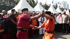Dua warga beradu saat menampilkan pertunjukan kesenian bela diri asli Betawi Palang Pintu dalam Lebaran Tenabang 2022 di kawasan Tanah Abang, Jakarta, Sabtu (4/6/2022). Kegiatan yang menampilkan berbagai kesenian Betawi, makanan tradisional, perlombaan, dan bazar UMKM itu mengangkat tema KolaborAksi. (Liputan6.com/Angga Yuniar)