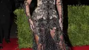 Pada Met Gala 2014, Beyonce tampil memukai dengan gaun transparan berwarna hitam dan ungu. (REX/Shutterstiock/HollywoodLife)