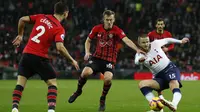 Gelandang Tottenham, Eric Dier, berusaha mengamankan bola saat melawan Southampton pada laga Premier League di Stadion Wembley, London, Rabu (5/12). Tottenham menang 3-1 atas Southampton. (AFP/Ian Kington)