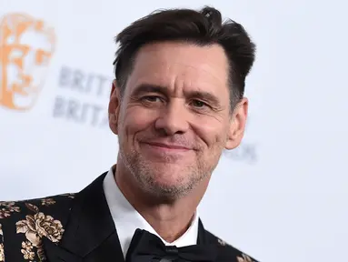 Aktor komedi Jim Carrey berpose saat tiba menghadiri acara BAFTA Los Angeles Britannia Awards 2018 di Beverly Hilton di Beverly Hills, California (26/10). Di acara ini Jim Carrey menerima Penghargaan Charlie Chaplin Britannia. (AFP Photo/Jordan Strauss)