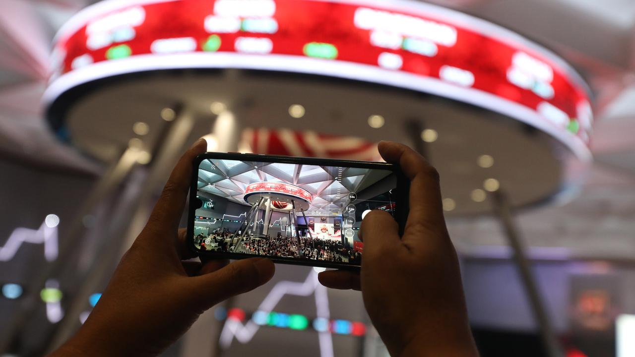 Menkeu Sri Mulyani buka perdagangan bursa tahun 2025