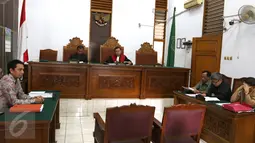 Perwakilan dari Kejaksaan Agung membacakan duplik di ruang sidang 5 Pengadilan Negeri Jakarta Selatan, Selasa (22/9/2015). PT VSI menyatakan penggeledahan yang dilakukan Kejagung adalah tindakan salah alamat. (Liputan6.com/Herman Zakharia)