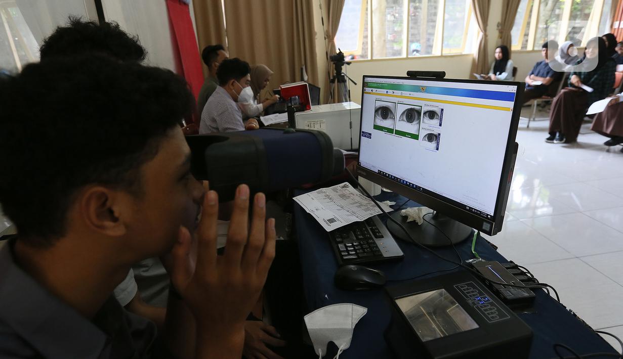 Murid melakukan perekaman E-KTP di SMAN 5, jalan dreded Bogor, Selasa (31/5/2022). Pemerintah Kota (Pemkot) Bogor mempermudah pembuatan identitas kependudukan E-KTP bagi pelajar. Dinas Kependudukan dan Pencatatan Sipil (Disdukcapil) Kota Bogor menerapkan program Goes to School. (merdeka.com/Arie Basuki)
