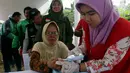 Petugas memeriksa peserta pengobatan gratis di Jakarta, Rabu (06/09). Program pemeriksaan untuk 1.000 orang driver ojek online ini merupakan bagian dari kampanye Indonesia sehat yang dilakukan oleh halodoc. (Liputan6.com/Johan Tallo)