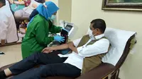 Ketua Satuan Tugas Penanganan COVID-19 Doni Monardo memenuhi janjinya, hari ini Senin 1 Maret 2021 pukul 15.30 WIB jadi pendonor darah plasma konvalesen di Markas PMI Kramat Raya Jakarta Pusat. (Badan Nasional Penanggulangan Bencana/BNPB)