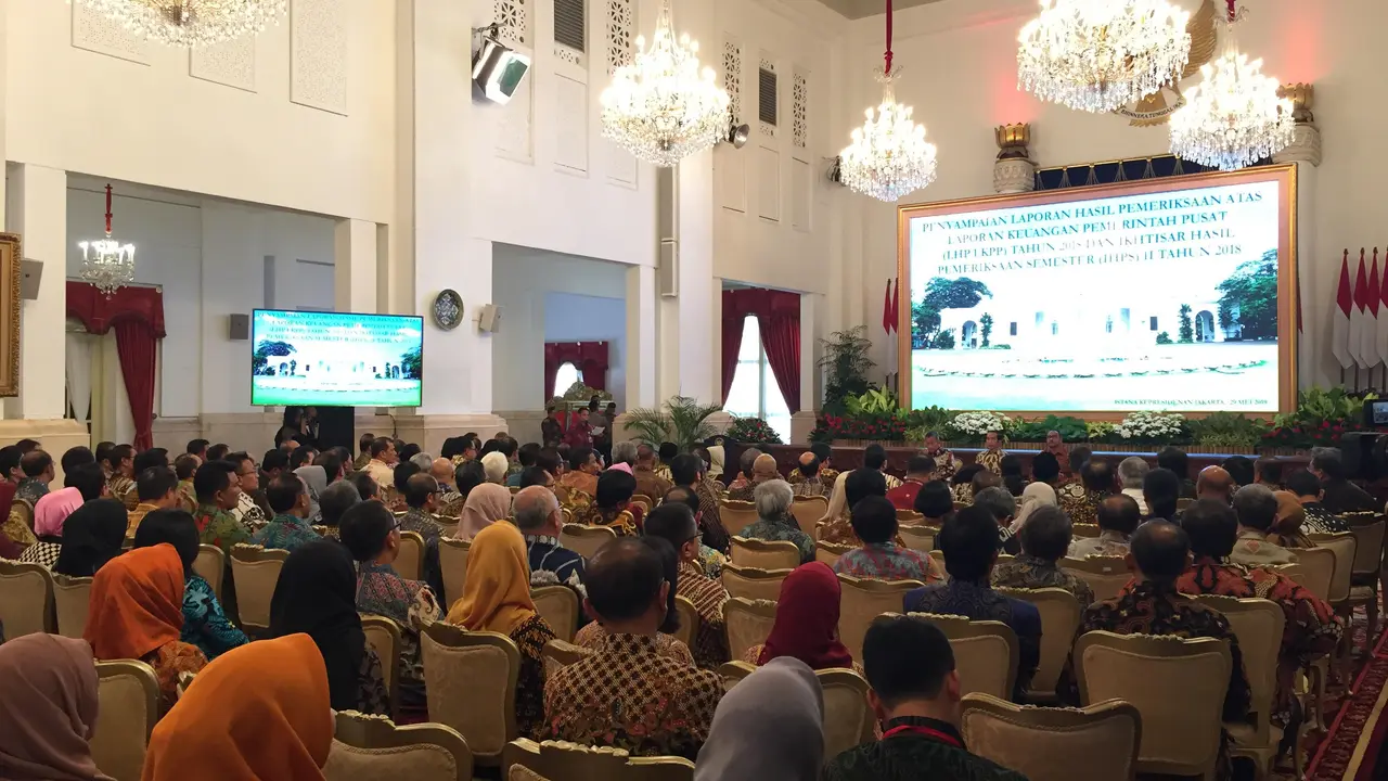 BPK menyerahkan LHP LKPP dan IHPS semester II di Istana Negara, Rabu (29/5/2019)