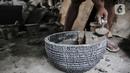 Perajin menyelesaikan pembuatan wastafel batu alam di Jakarta, Rabu (15/7/2020). Dalam sehari Awan (30) mampu membuat 10 buah wastafel batu alam yang dibanderol mulai dari Rp250 ribu hingga Rp1,5 juta per buah tergantung model, ukuran, dan jenis bahan yang digunakan. (merdeka.com/Iqbal Nurgoho)