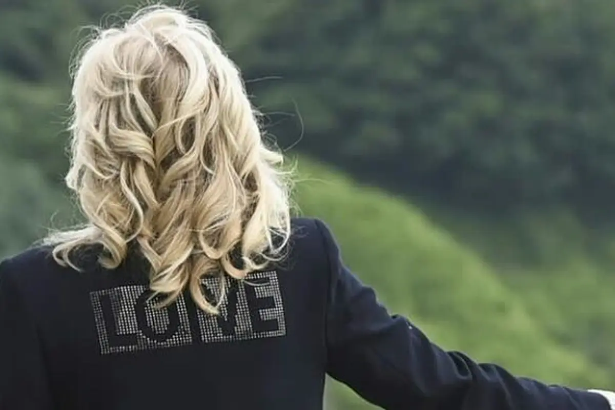 Pesan Tersembunyi Dibalik Blazer ‘Love’ yang Dikenakan Jill Biden