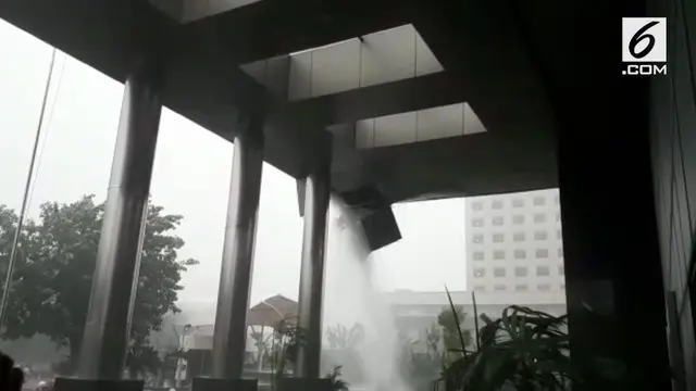 Hujan dan angin kencang membuat atap plafon gedung Komisi Pemberantasan Korupsi jebol sehingga curahan air huja membasahi hingga ke lobi gedung