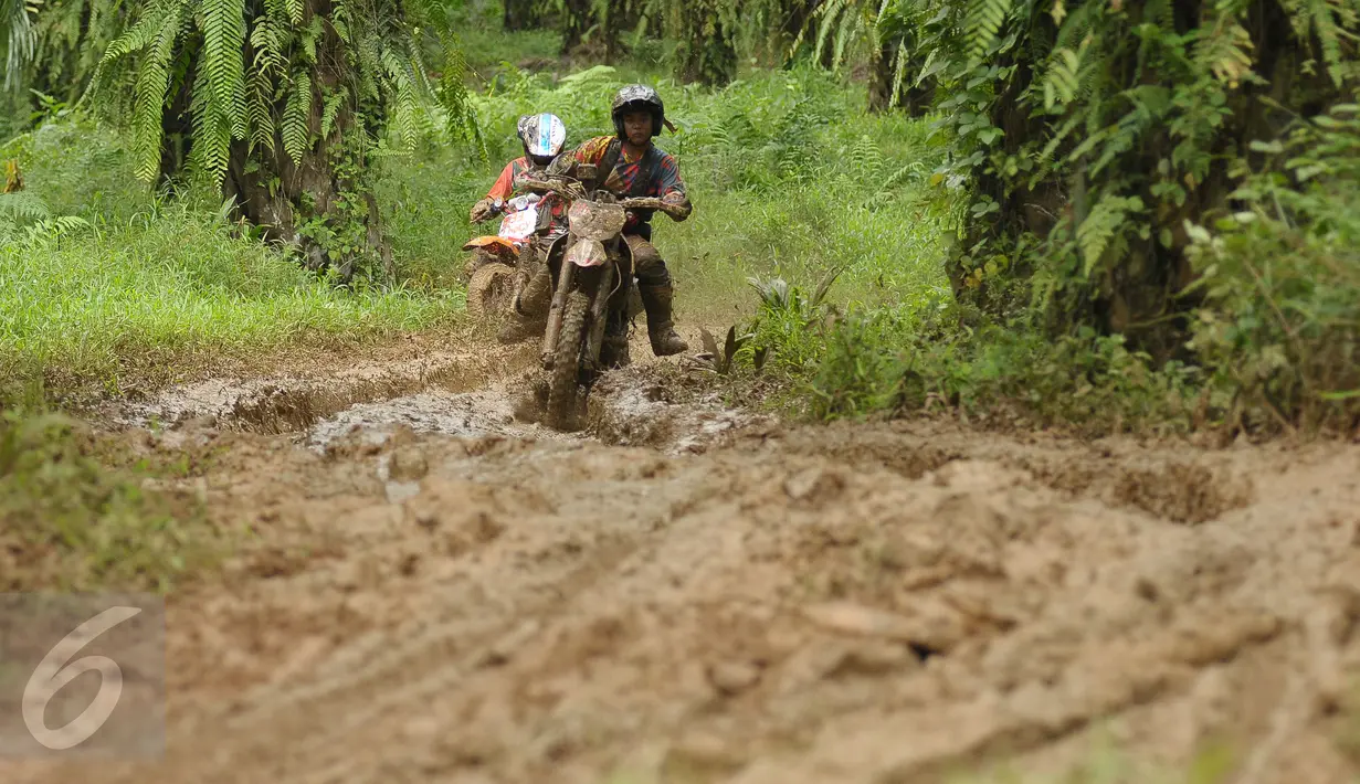 Peserta Komando Trail Adventure (Kotra) 2 mencoba menaklukkan lintasan berlumpur di kawasan Kebun Kelapa Sawit, Bogor, Jawa Barat, Sabtu (8/4). Acara ini bagian perayaan HUT Kopassus ke-65 dan diikuti ribuan kroser. (Liputan6.com/Helmi Fithriansyah) 
