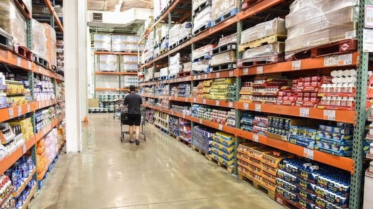 Cerita ini bermula saat Ia dan temannya yang bernama Ibon pergi ke Konbini atau semacam mini market sewaktu jam istirahat tiba. <br>
